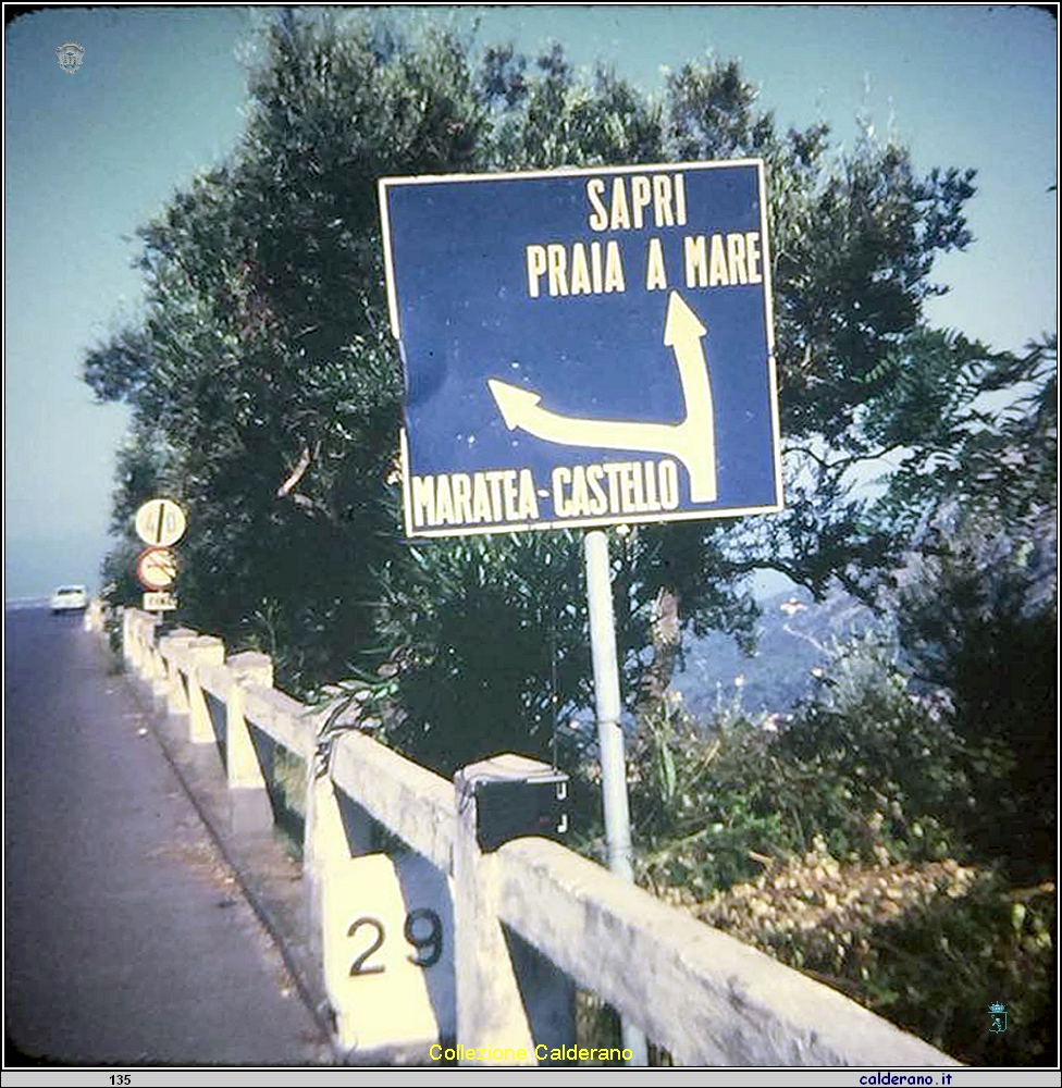 Al Castello - Segnale stradale anni '60.JPG