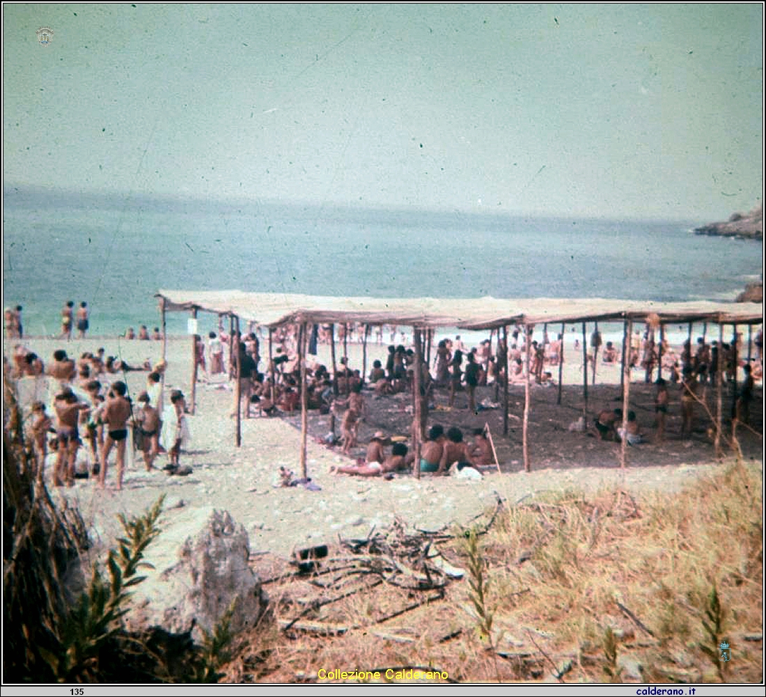Capanna sulla spiaggia di Fiumicello per i ragazzi della Colonia 1979.jpg