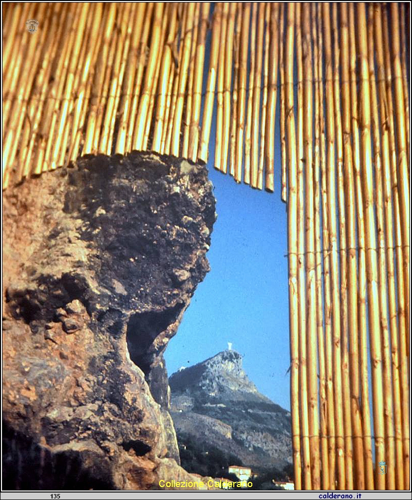 Ingresso della discoteca San Michele nelle grotte di Fiumicello 1979.jpg