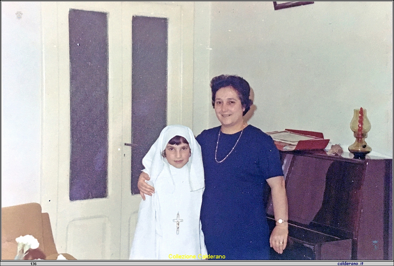 Beatrice Avigliano con la zia Mafalda Salvato 1970.jpg