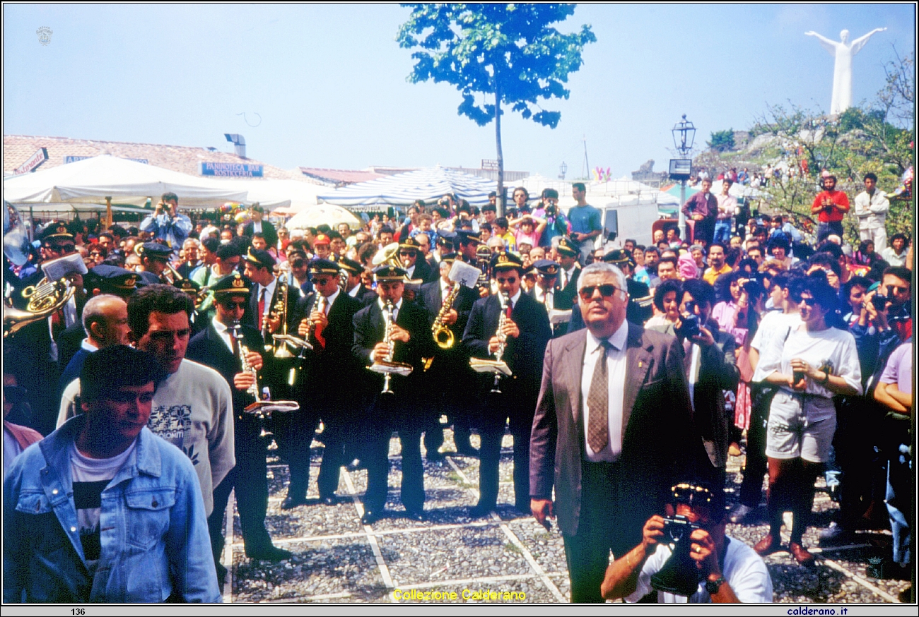 Domenica di San Biagio - la statua entra in Chiesa.jpeg