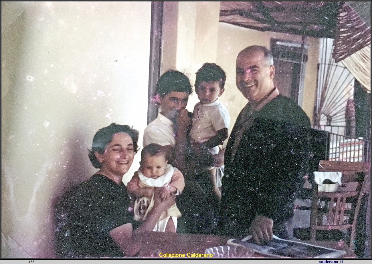 Franca Mazzeo e Luigi Avigliano con i figli Gina, Feluccio e Bice.jpg