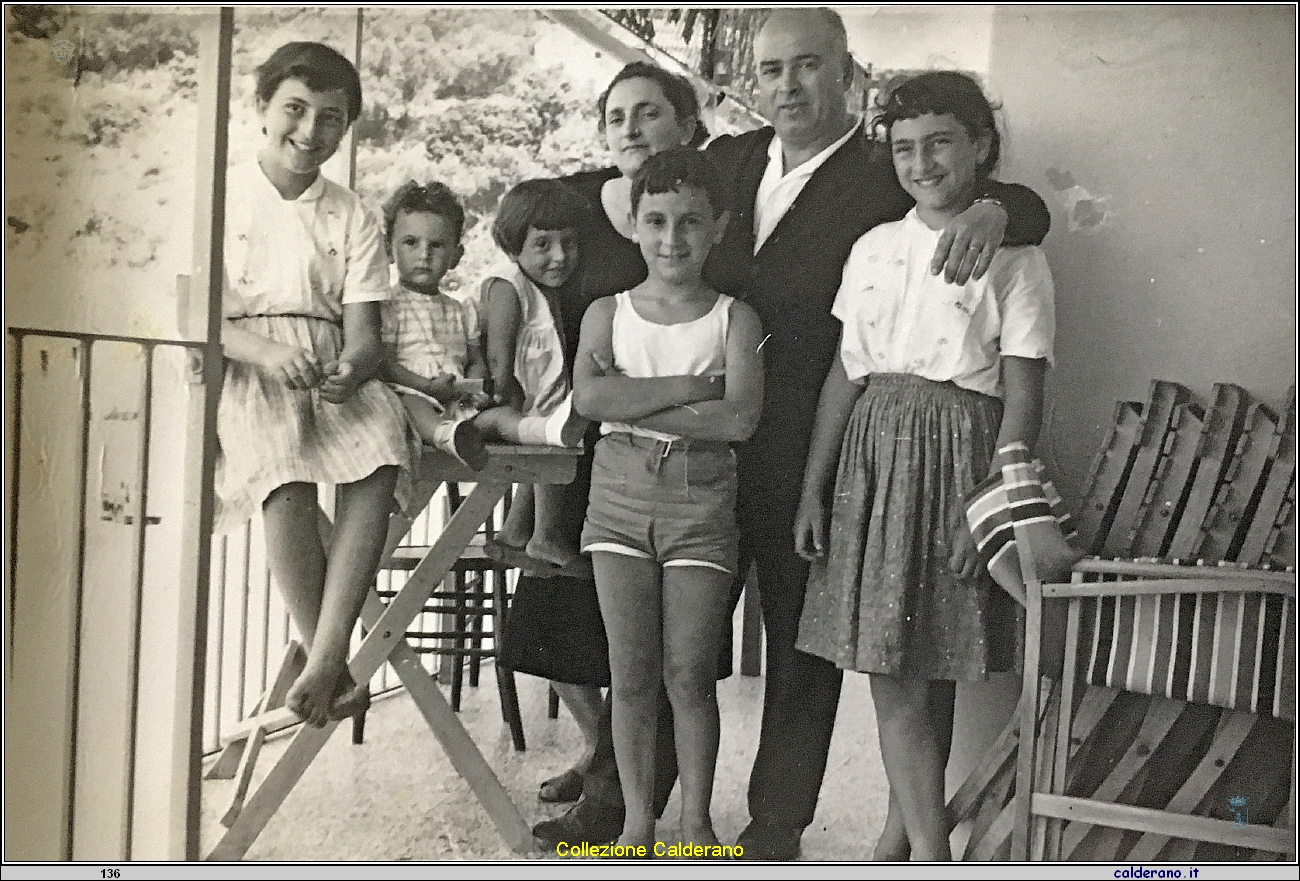 Franca Mazzeo e Luigi Avigliano con i figli Maria, Bice, Carmelina, Umberto e Gina.jpg