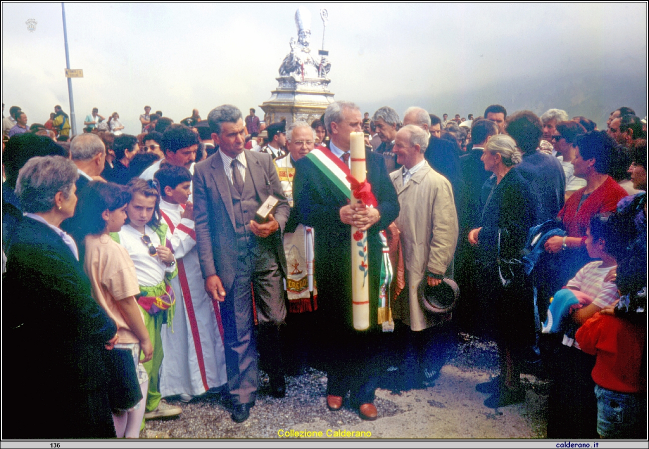 Il Sindaco Giuseppe Della Morte con il cero devozionale va incontro al simulacro di San Biagio.jpeg