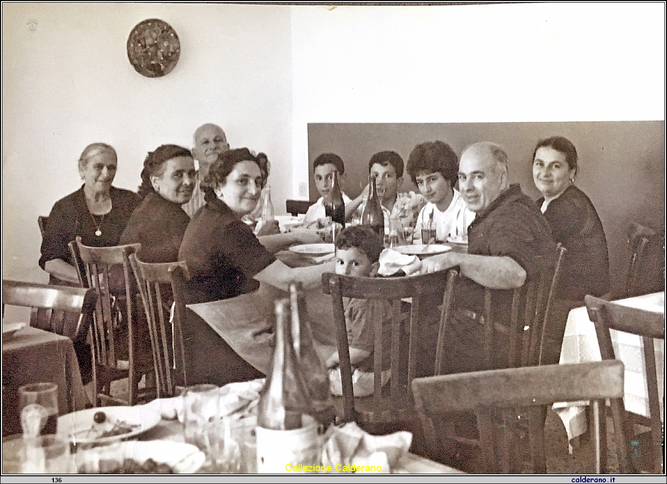 Il pranzo nel ristorante al Porto della famiglia Avigliano.jpg
