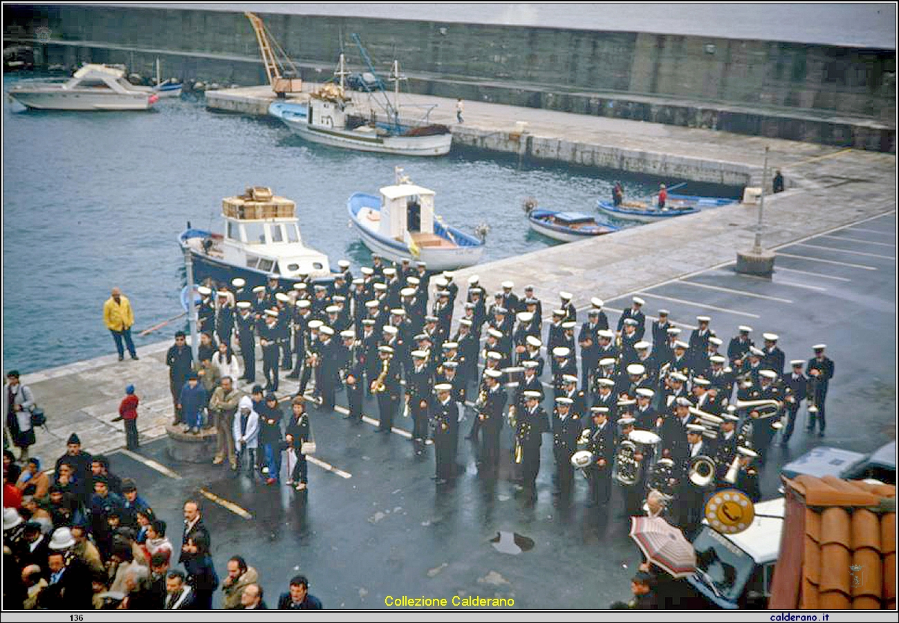 La Banda Musicale della Marina Militare al Porto 1982.jpg