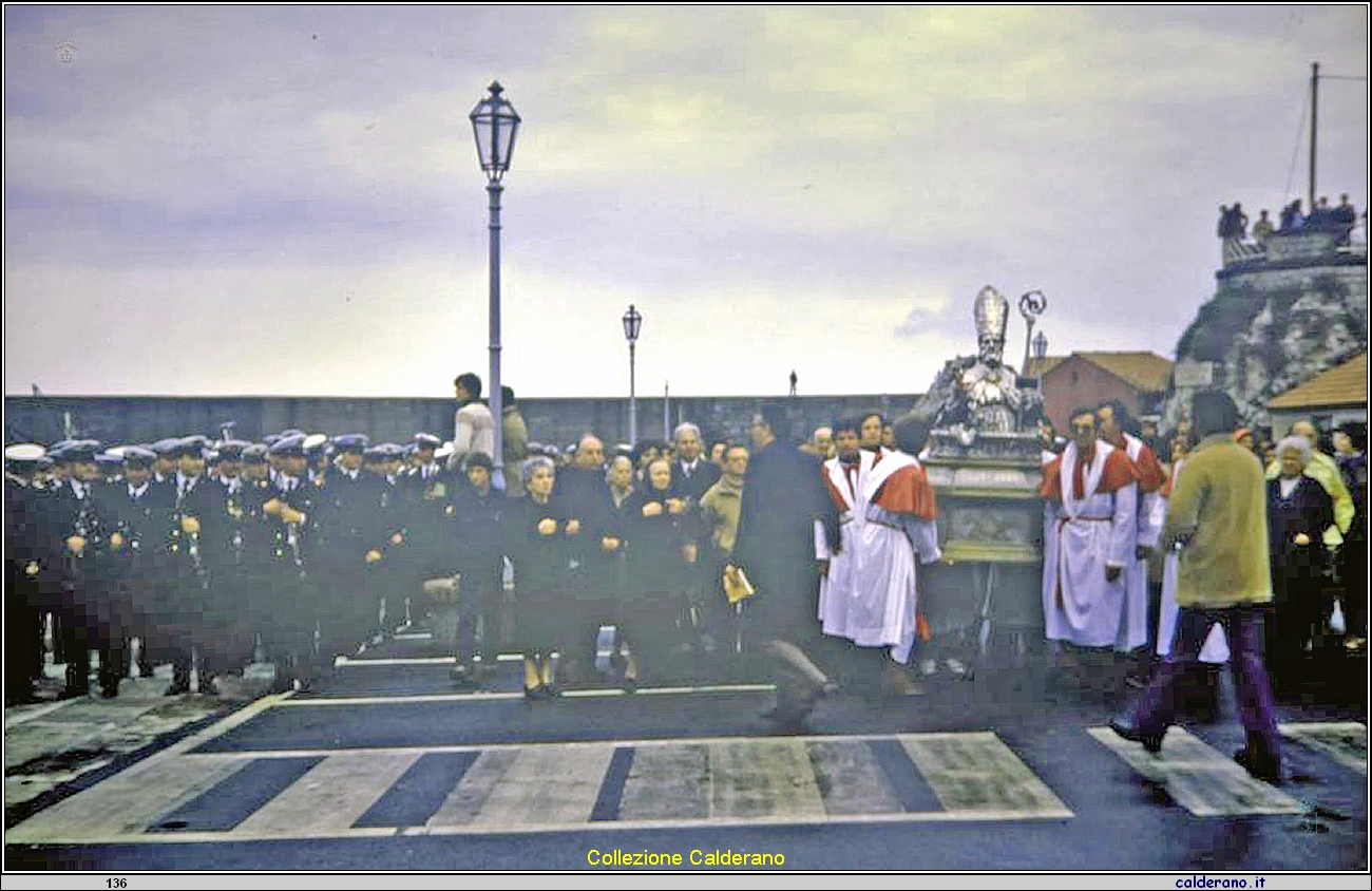 La Banda Musicale della Marina Militare e la Statua di San Biagio al Porto 1982.jpg