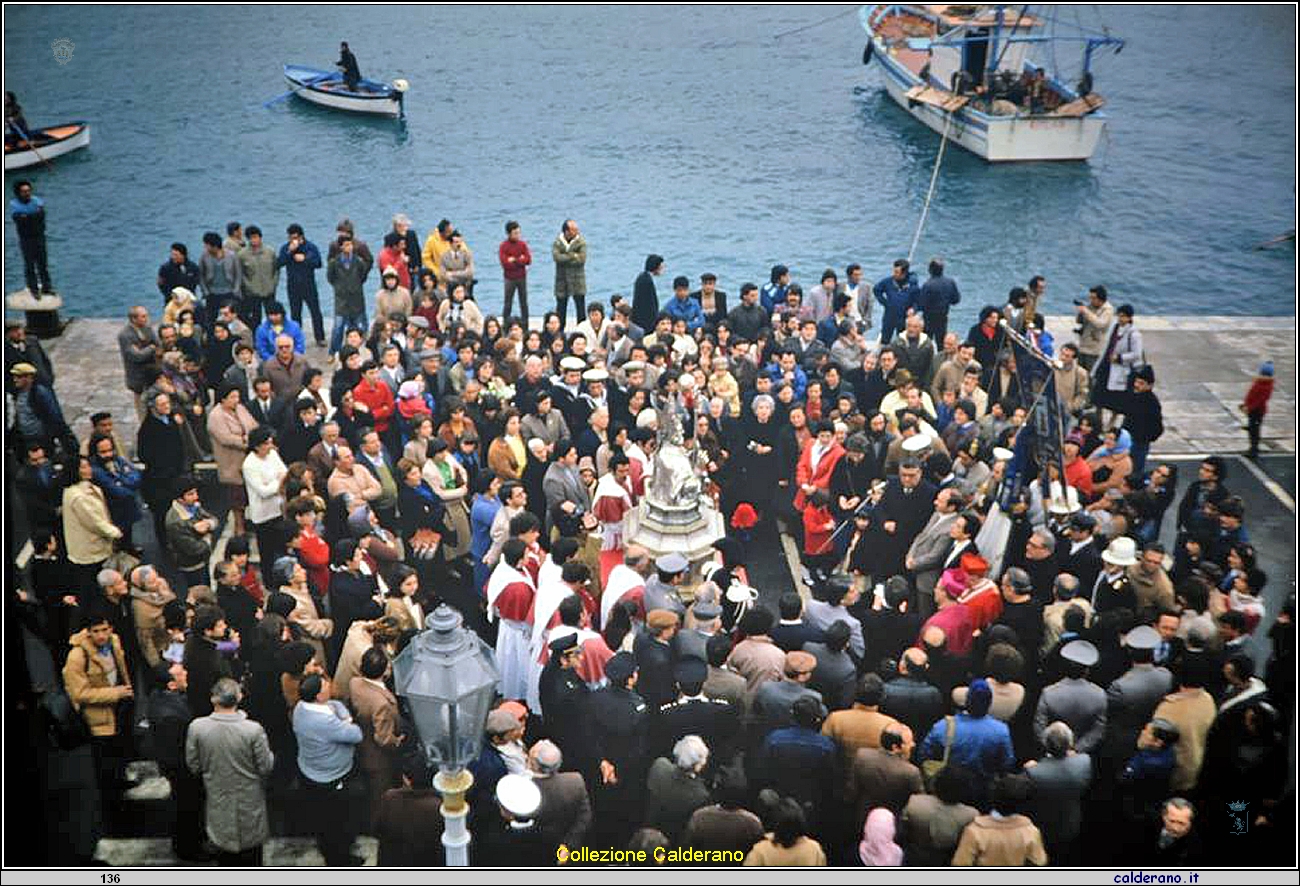 La Statua di San Biagio al Porto, il popolo e i discorsi 1982.jpg