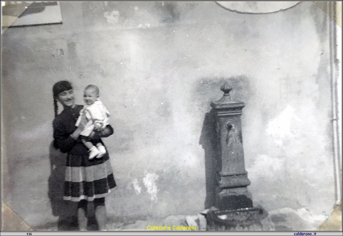 La fontana di Piazza Buraglia con Gina e Bice Avigliano.jpg