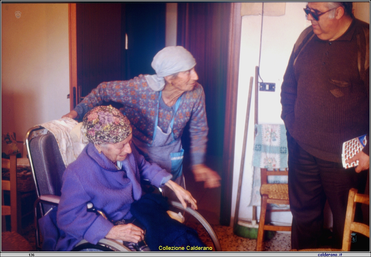 Le sorelle Tortorella Cannisteddi e Domenico Limongi Fioravante per la questua di San Biagio  10-03-1994.jpeg