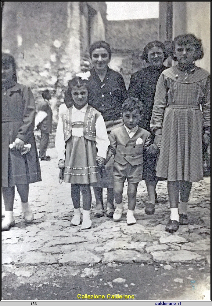 Liliana Bosone, Carmela Zietta Avigliano, Raffaella Limongi Feluccia 'a Pertica, Maria e Umberto Avigliano e Rosamaria Bosone.jpg