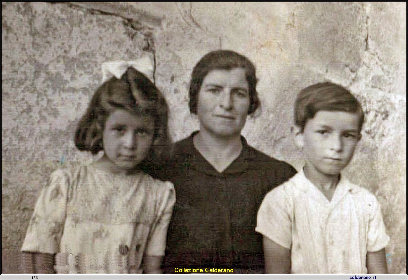 Maria Pia Surace, Anna Schettino e Gaetano Surace 07-10-1949.jpg