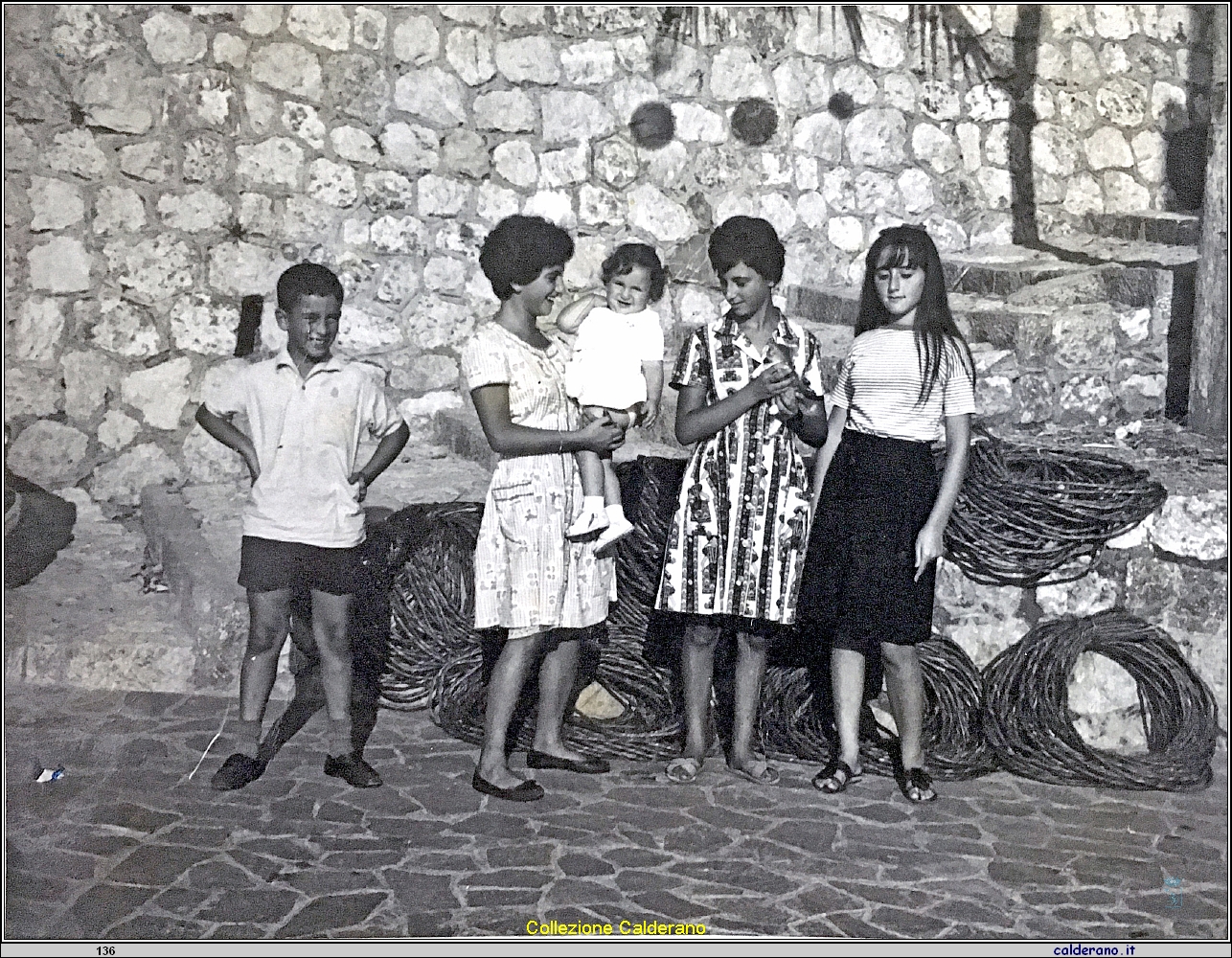 Pasqualino, Gina, Bice e Maria Avigliano e ----  .jpg