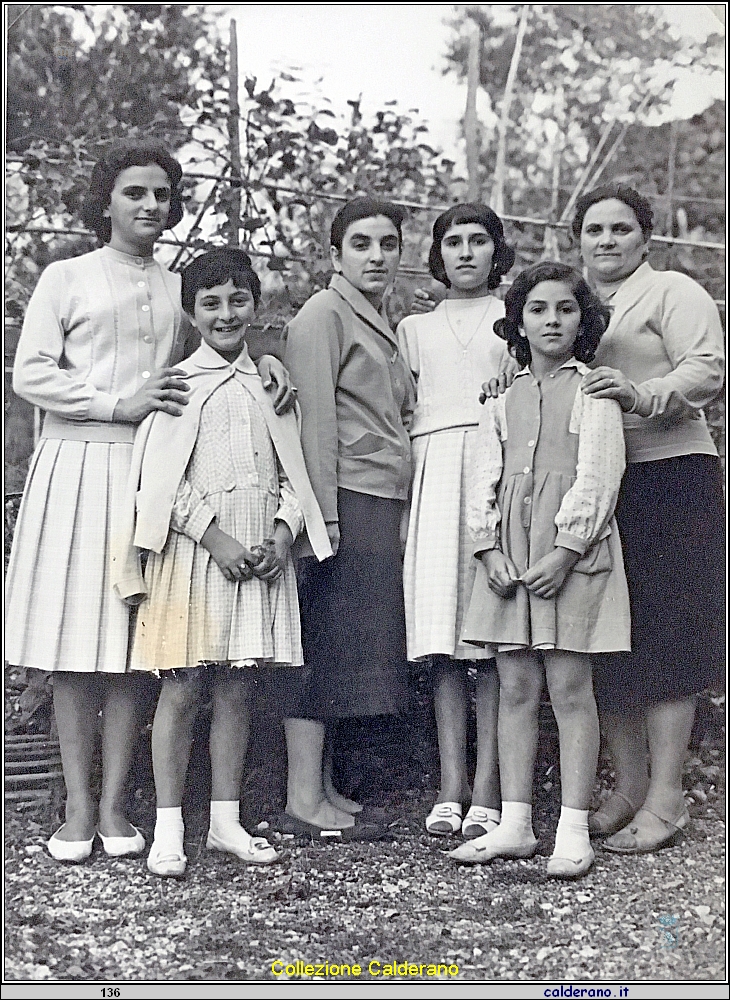 Rosamaria Bosone. Maria e Carmela Zietta Avigliano, ---- , Maria Gambardella e Beatrice Avigliano.jpg