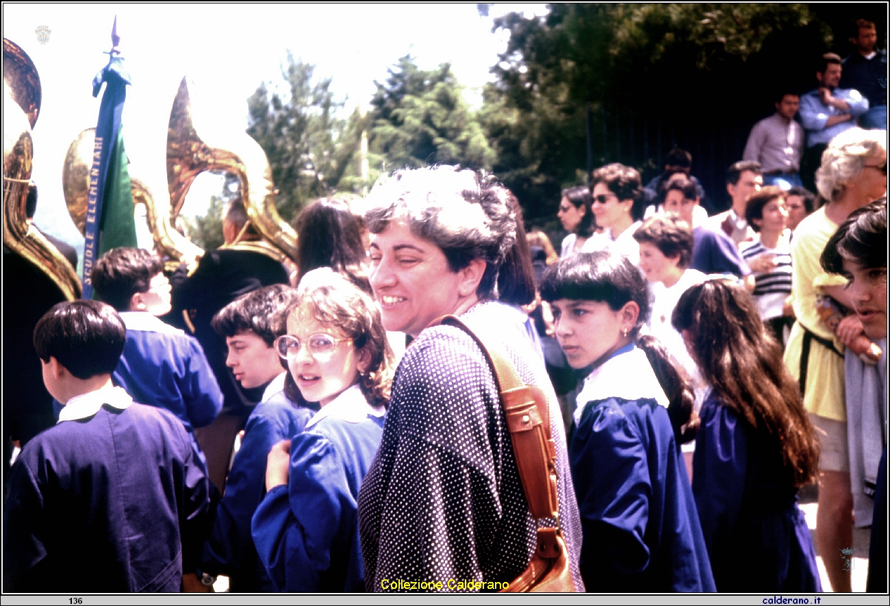 Scolaresca in Processione a Capo Casale con la maestra Gina Avigliano.jpeg
