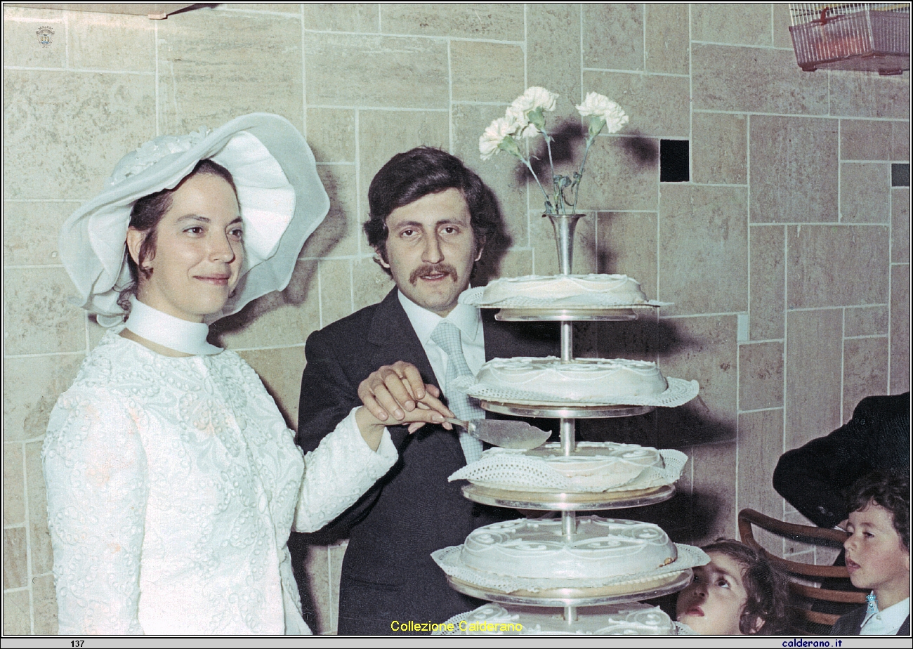 Liliana e Mario tagliano la torta nunziale 09-04-1972 ML 48.jpeg