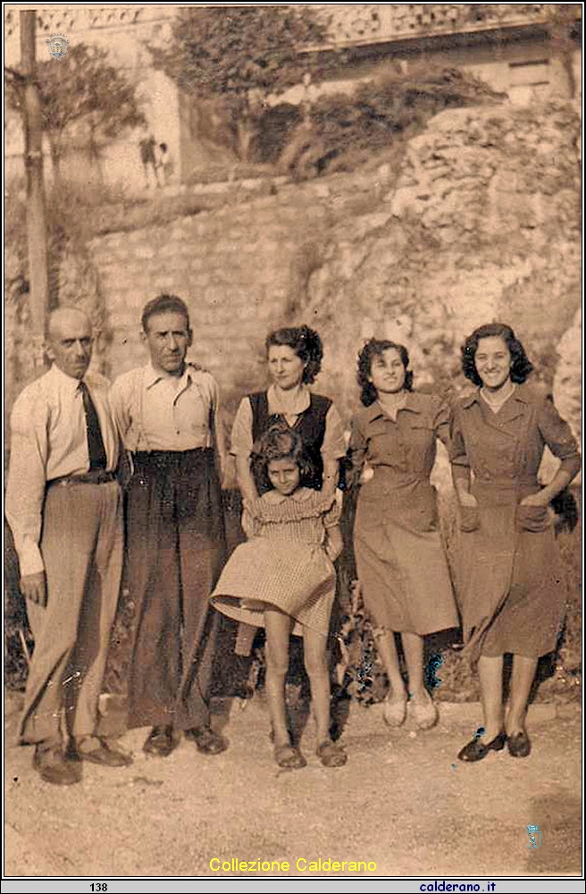 Con Primo Luongo, il Papa', la Mamma, Maria Stella Fulco, Gina Luongo e Concetta Luongo.jpg