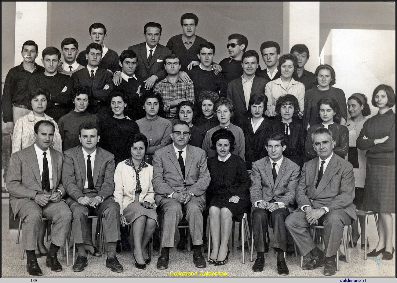 Classe V^ A Ragioneria di Sapri con Mario Di Trani e Francesco Schettino 1963-64.jpg