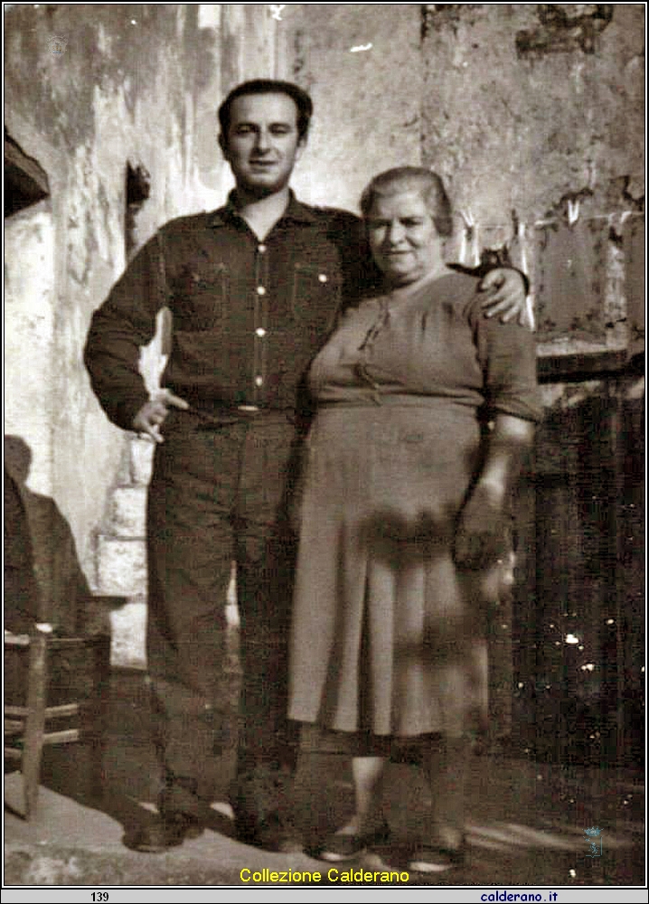 Gaetano Surace con la mamma Anna Schettino 1967.jpg