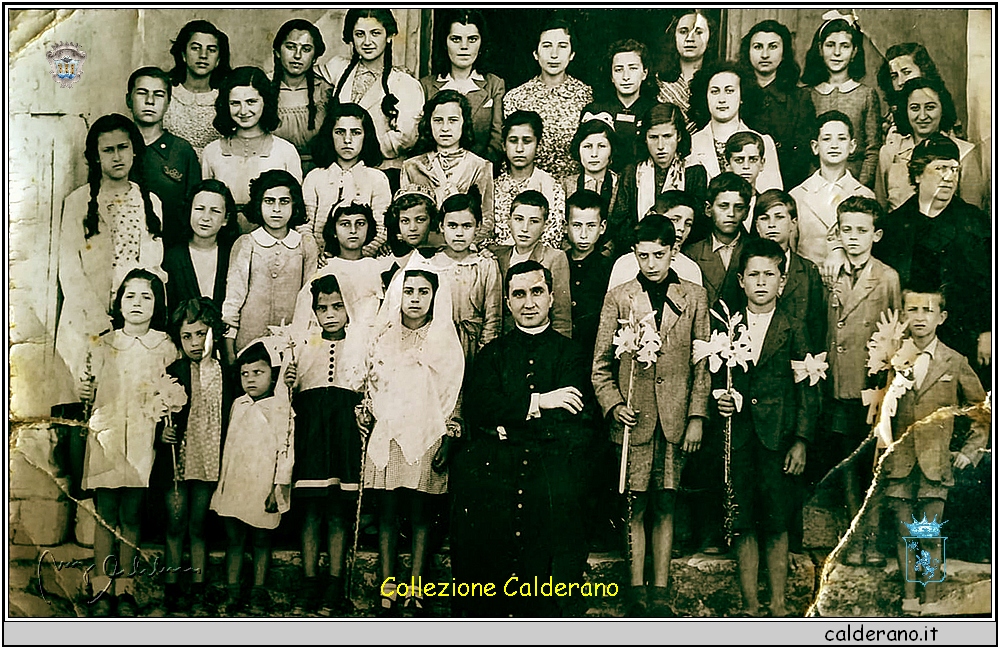 L'insegnante Immacolata Rossi con l'arciprete Don Gaetano Santoro e un gruppo di ragazzi e ragazze del Porto. (anno 1941).jpg