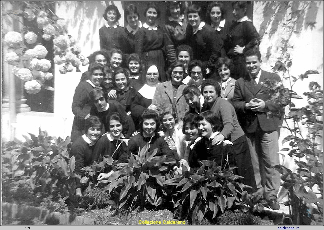 Madre Fadda, Lidia Del Viscio, Antonietta Burza, Raffaele Mandarano e le alunne del IV^ Magistrale Anno scolastico 1958-59 .jpg