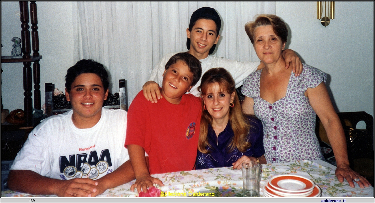Rosa Lineratore com la figlia Teresa Tortorella e i nipoti 1994.jpeg