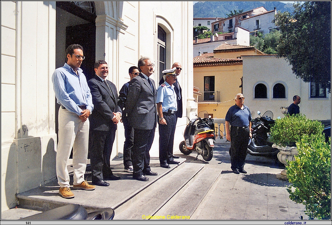 Ascoltando l'Inno d'Italia - Sindaco Giuseppe Schettino 2005.jpg