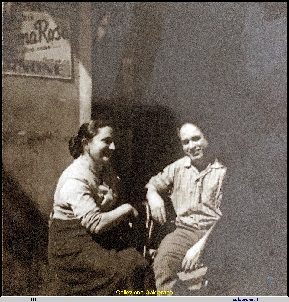 Coniugi Francesca Mazzeo e Luigi Avigliano al sole davanti il Bar.jpg