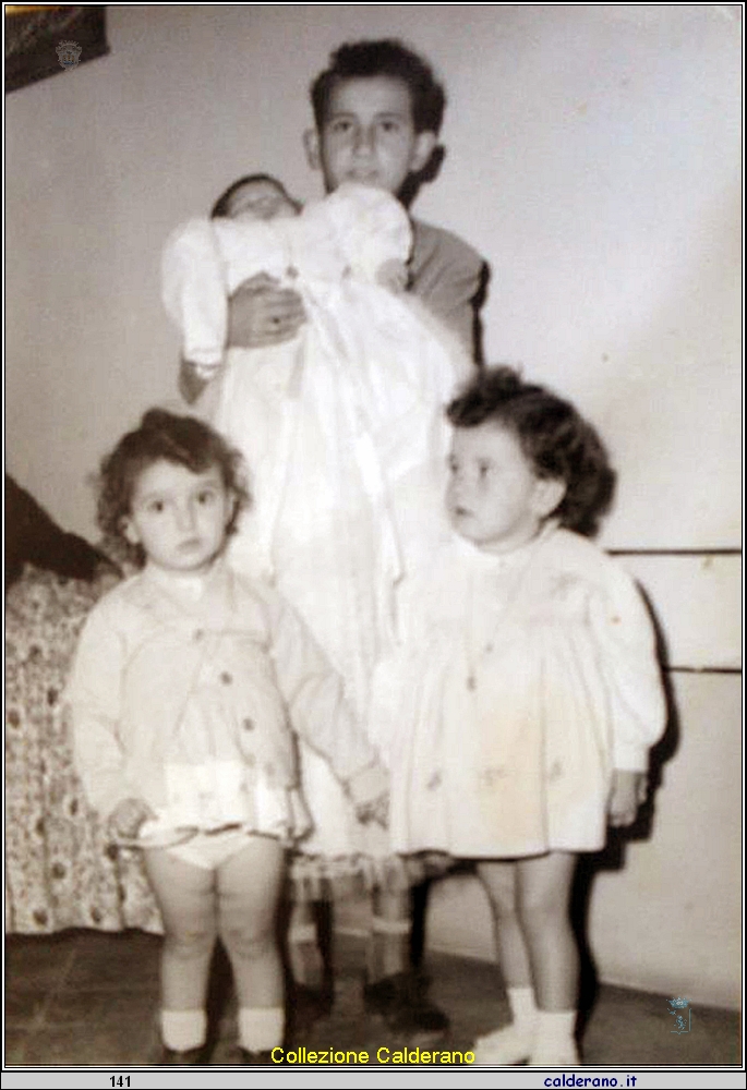 Gabriele Carluccio con in braccio Angela Polcaro e sotto Mariassunta Tarallo e Marirosa Polcaro.jpg