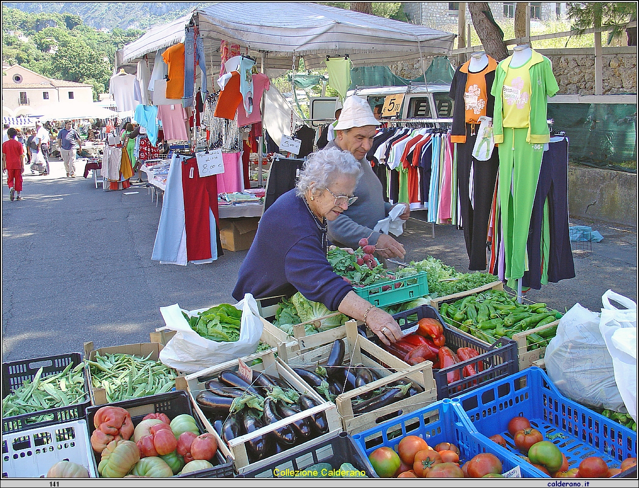 Mamma a 94 anni al mercato 2005.JPG