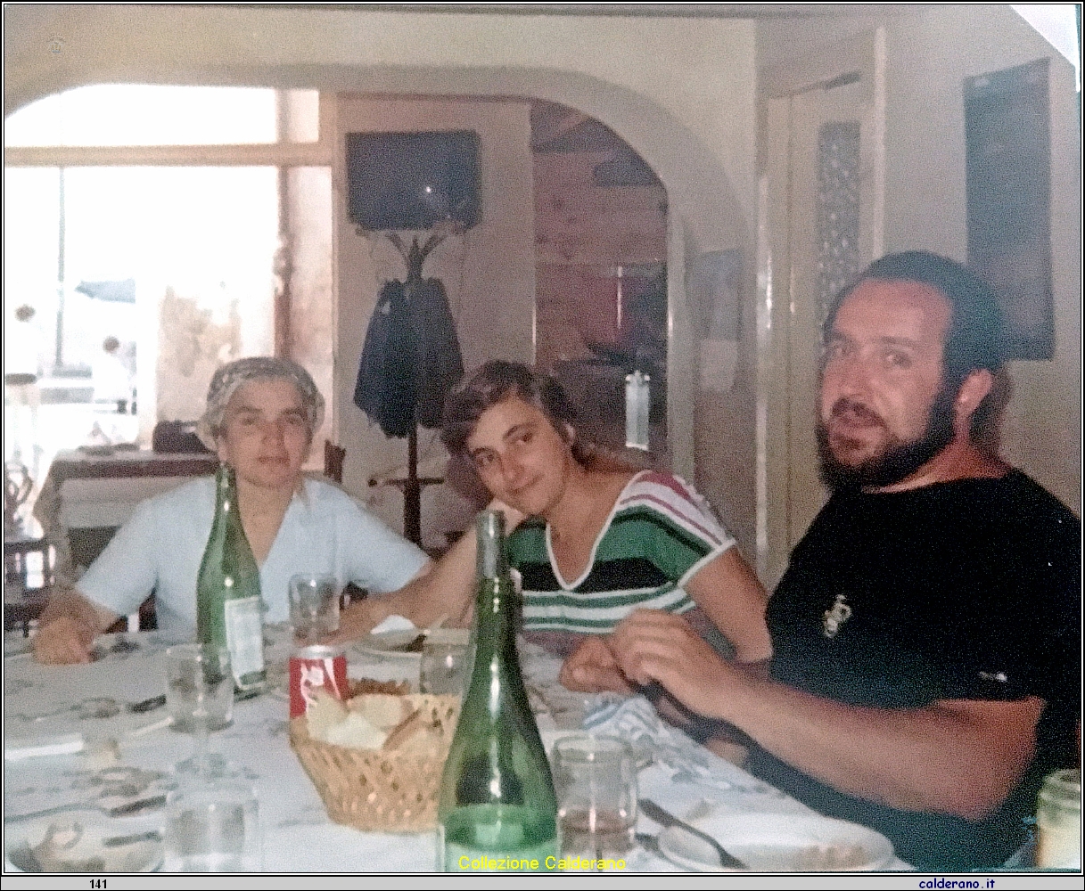Nel ristorante Quisisana con Carmela ZiettaAvigliano e Maria 1973.jpg