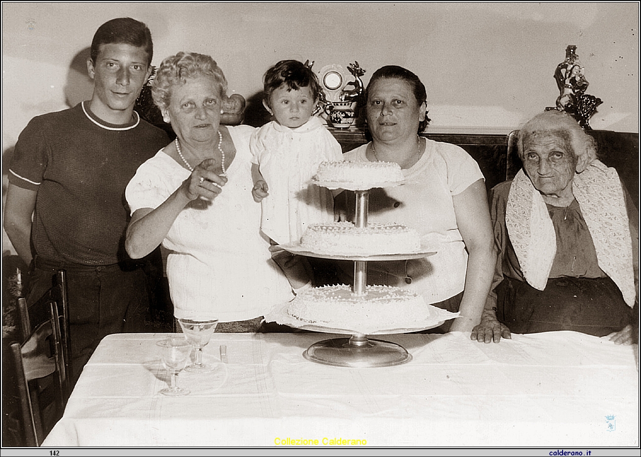 Aldo Castaldo con Zia, Mamma e Nonna.jpg