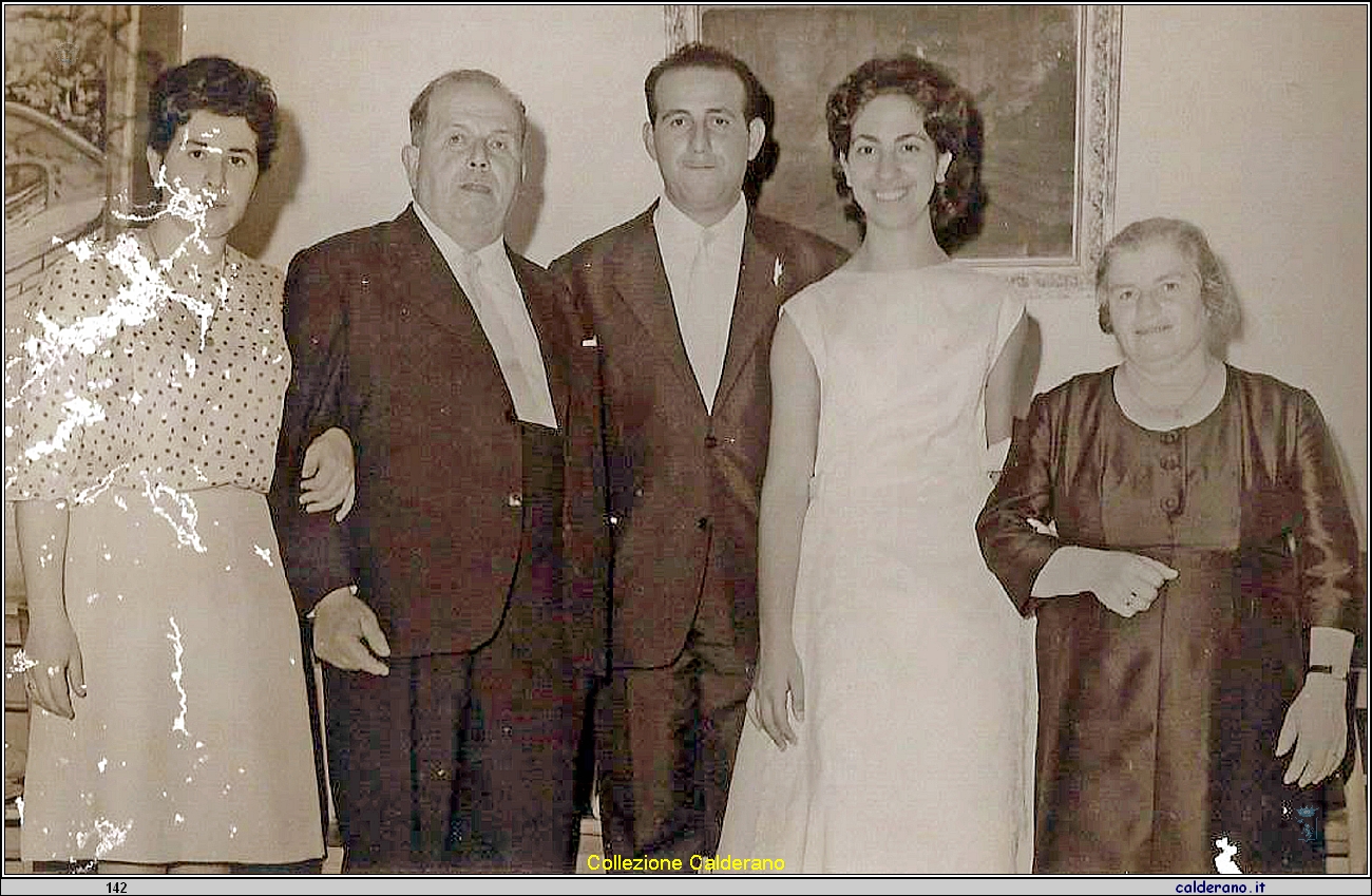 Matrimonio di Arnaldo Schettino e Franca Colavolpe con Maria Pia Surace, Biagio e Annina Schettino.jpg