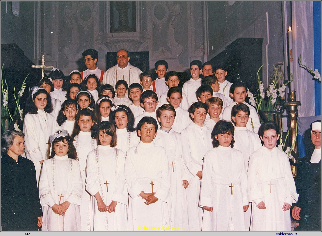 Prime Comunioni con Padre Romualdo.JPG
