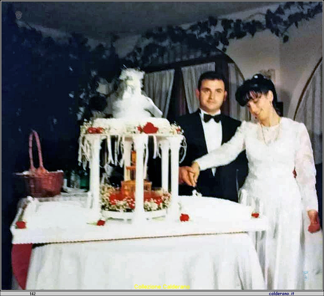 Sposi Giacomo Olivieri e Carmen Latella al taglio della torta.jpg