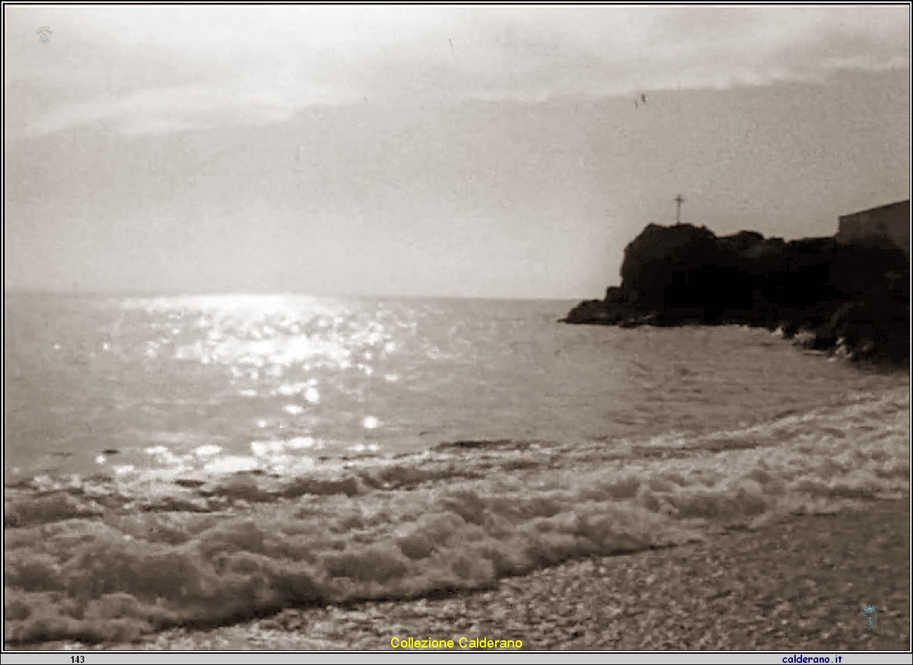 Scoglio Milozzu con la Croce al Porto.jpeg