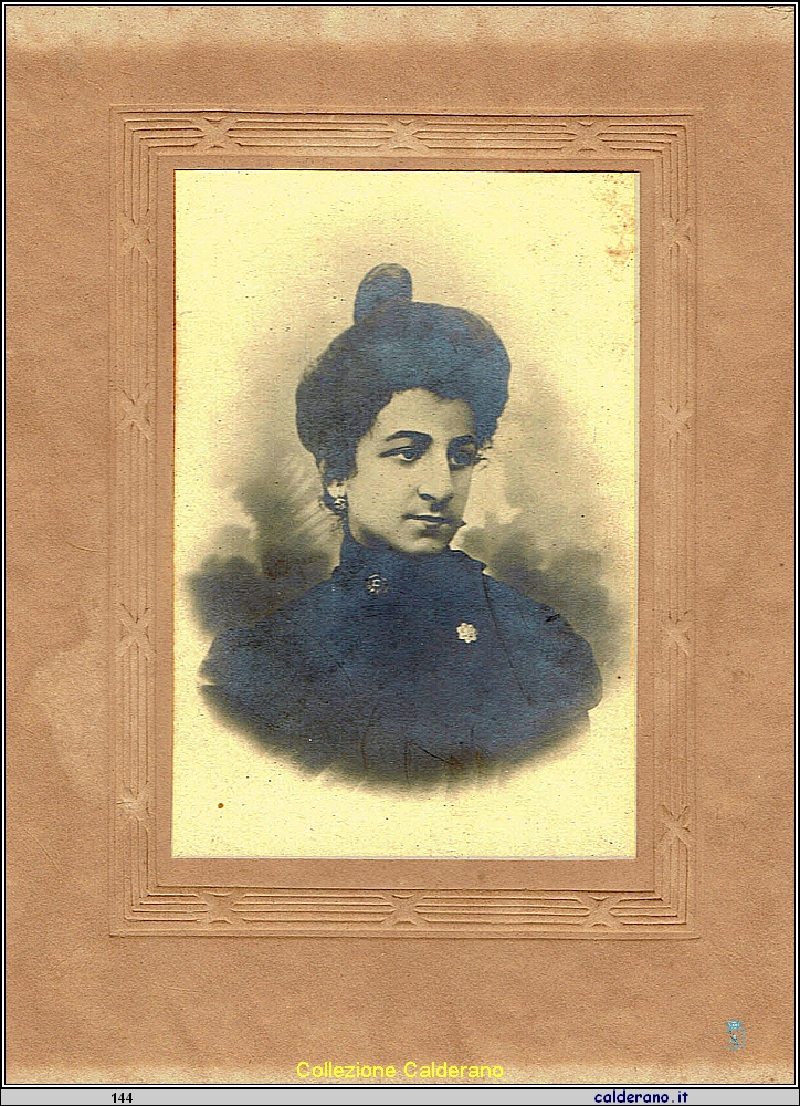 Concettina, moglie di Francesco Rossi, deceduta a Reggio Calabria a causa del terremoto del 1908.jpg