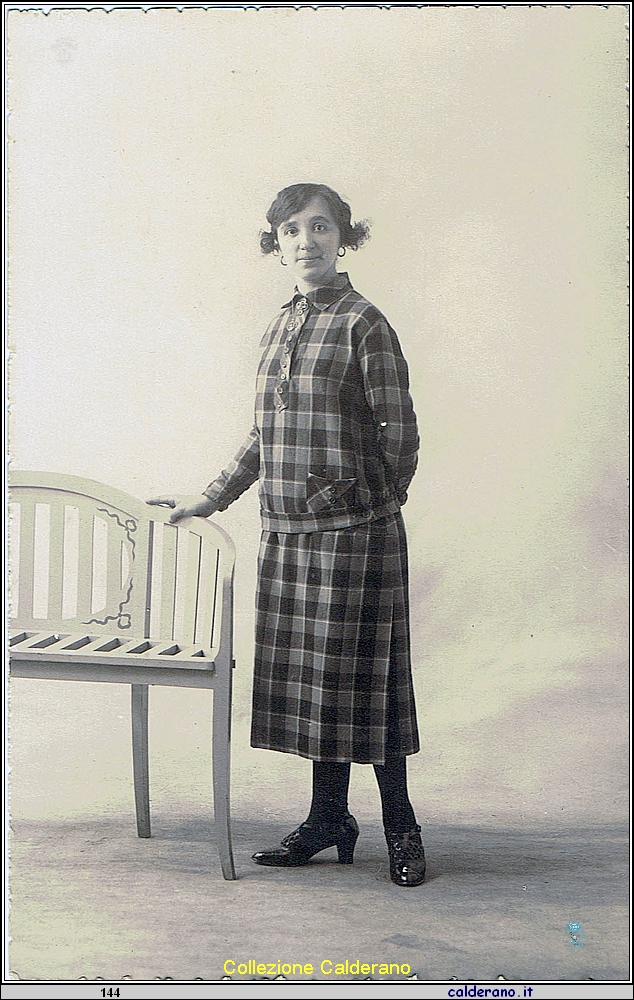 Dolores Rossi col vestito scozzese.jpg