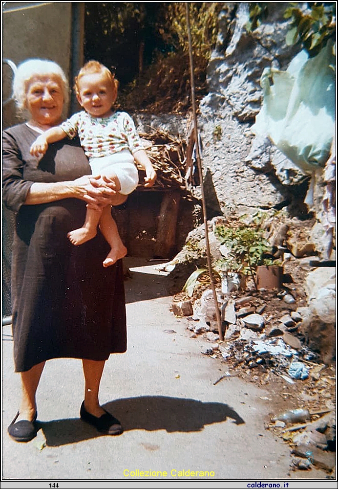 Drosolina Di Flora detta Rosalia con il nipote.JPG