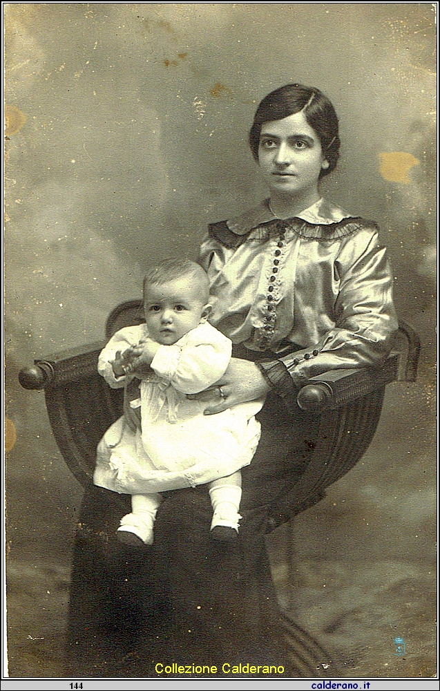 La piccola Filomena Calderano di Francesco in braccio alla madre Zeffira Cioffi -12 agosto 1914.jpg