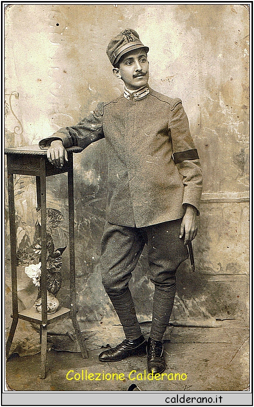 Poggiato alla colonnetta.jpg
