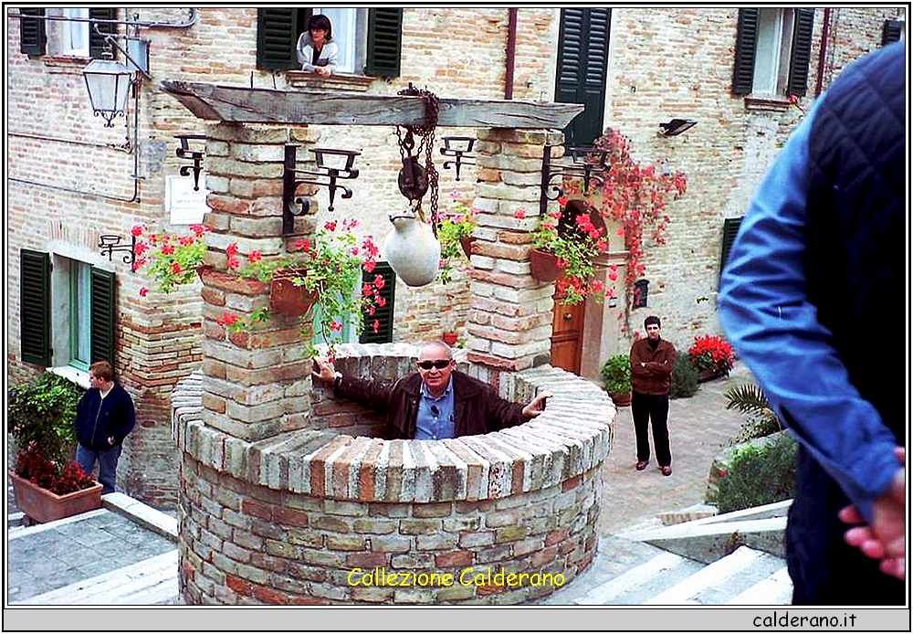 Toto' Manfredi nel pozzo.JPG