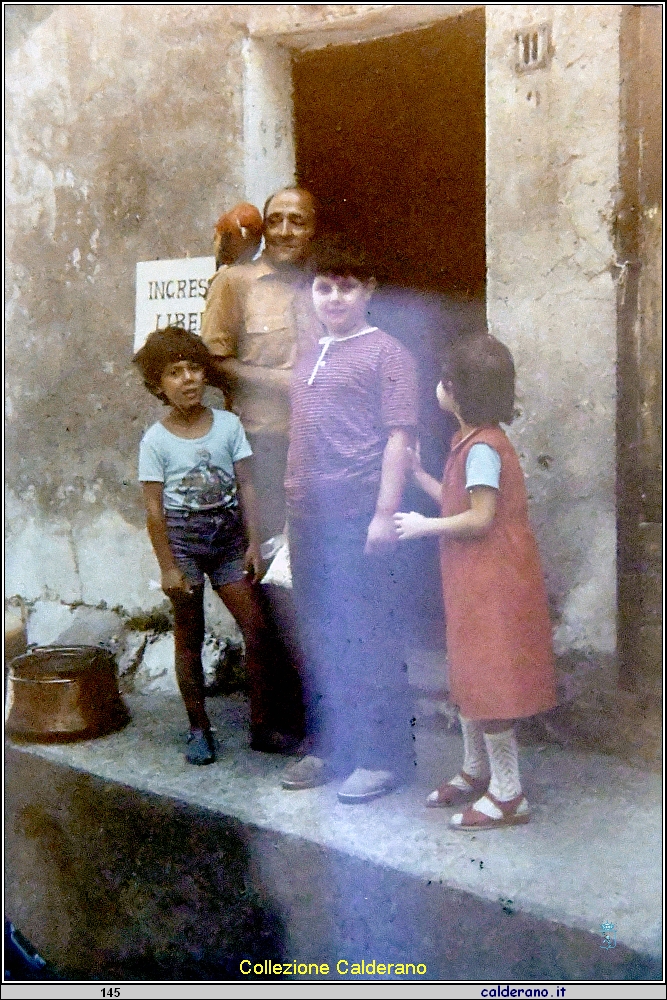 Bambini e il pappagallo nel museo di Biagio D'Attoli.jpg