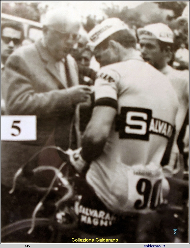 Giro d'Italia a Fiumicello - Ambrosini riappacifica Vito Tacconi 1965.jpg