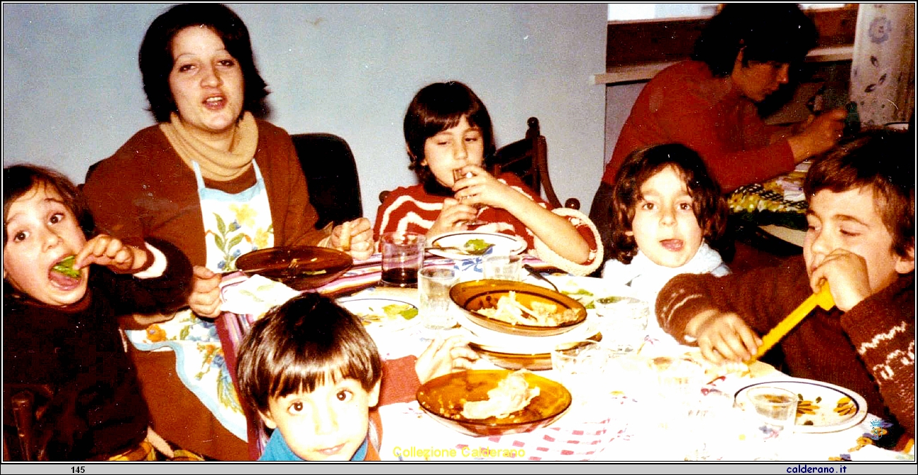 Rosa Liberatore e i bambini.JPG