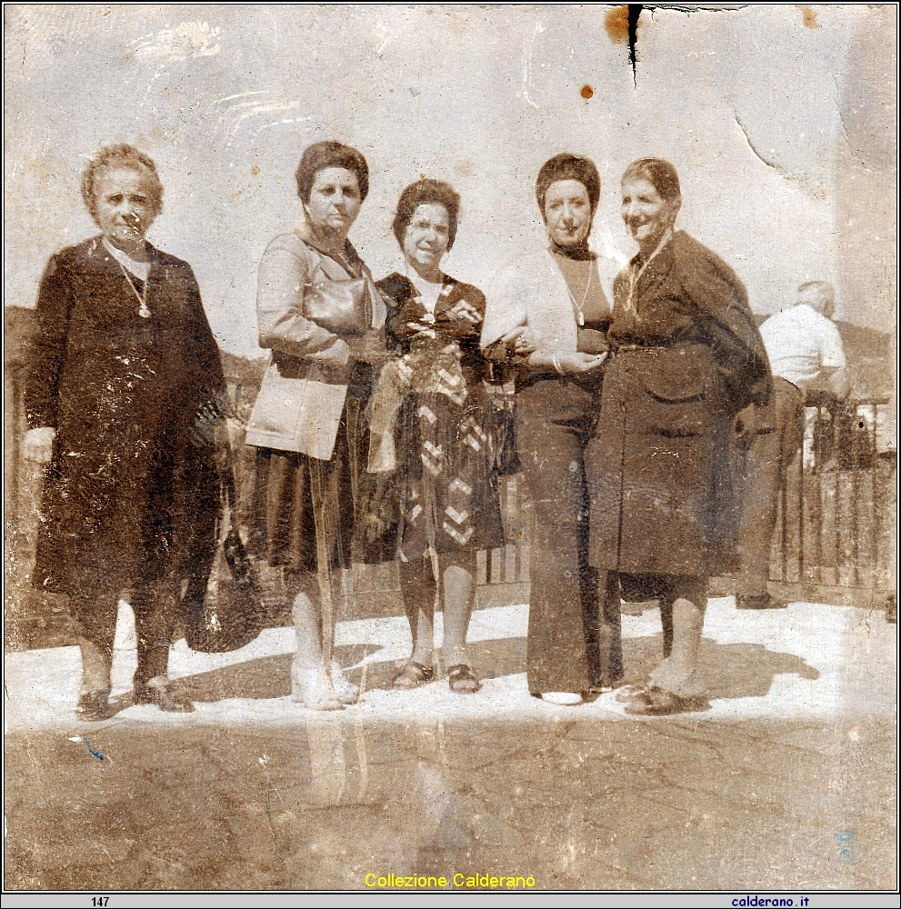 Alfonsina Liberatore, Rosalina Gambardella, Giuseppina Liberatore, Pinuccia De Pasquale e Tetella Liberatore.jpeg