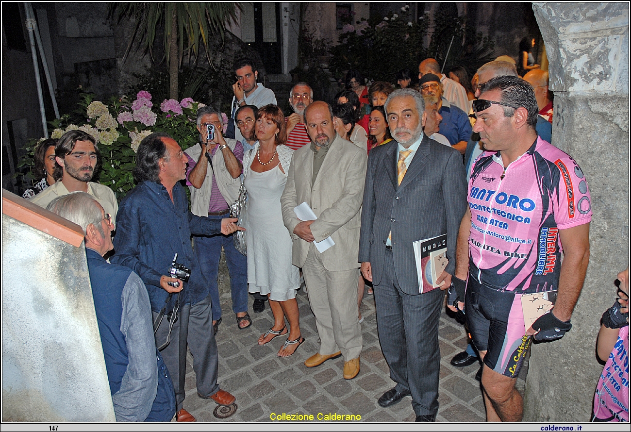 Apertura della mostra I like bike con Franco Ambrosio Sindaco 14-07-2007.JPG