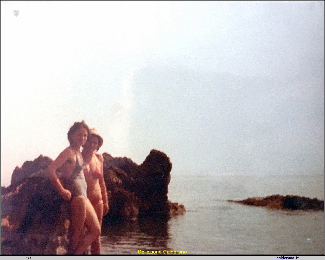 Carmelina Avigliano e Patricia Limongi al mare.jpg