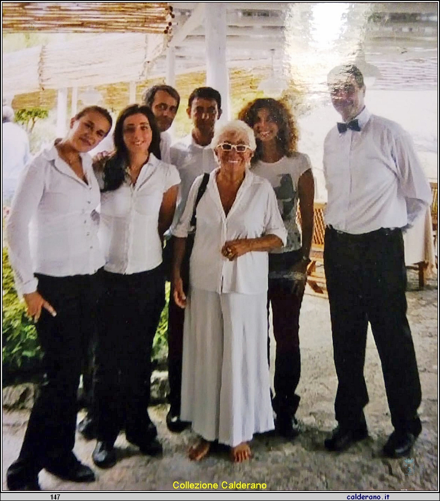 Lina Wertmuller e il personale dell'Hotel  Santavenere.jpg