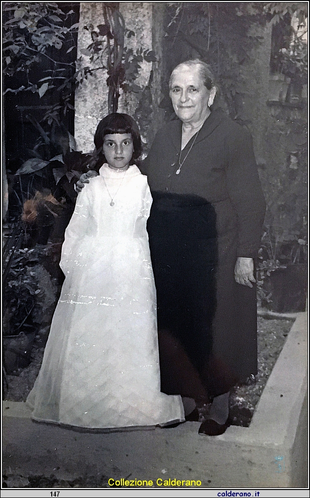 Prima Comunione di Carmelina Avigliano con la nonna Luigina Pesce.jpg